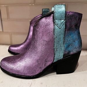Unique custom Northern Lights foiled Toms suede boots size 6.5